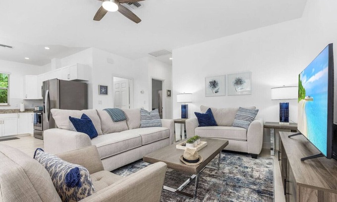 Naples Park House | Sea Glass Retreat. Beach*Wine*Dine*Relax. Repeat