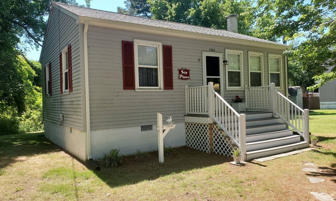 Deep Hole House | Sea Pines -2BR CLOSE TO SHOPPING,SCREENED PORCH, Linens and Towels Provided