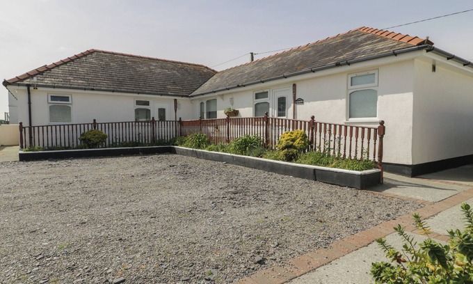 Dinas Dinlle House | SEA SPRAY, with a garden in Dinas Dinlle