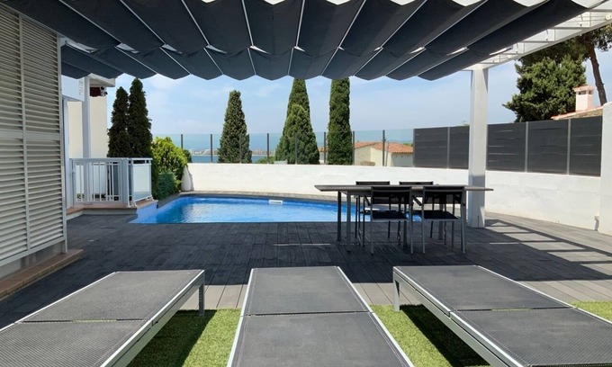 Roses Town Center Apartment | Sea view apartment with private pool