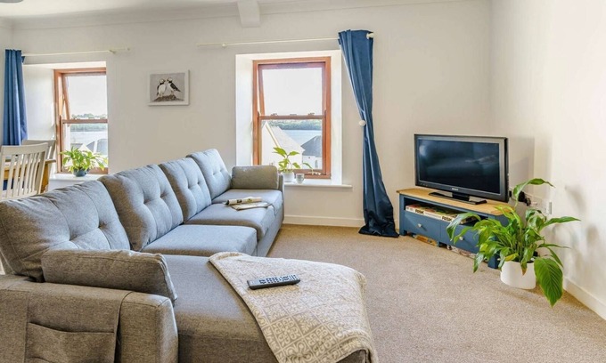 Neyland Apartment | Sea view, top floor coastal apartment on the marina
