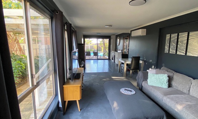 Maslin Beach Apartment | Sea & Wine Couples Retreat