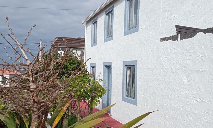 Calheta de Nesquim House | Sea wolf House