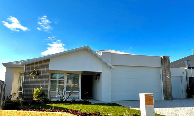 Eglinton Bed & Breakfast | Seabreeze on Allara - A cosy private room in Eglinton with breakfast provided