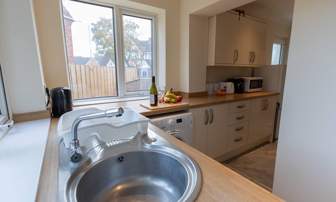 Thornaby On Tees House | Seabright stays- Free WiFi, Free Parking, 5 mins to Golf Club, Family & Contract