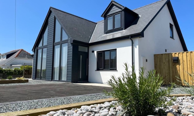 Broad Haven House | Seacliff Located Just 200m From the Popular Broad Haven Beach, Pembrokeshire