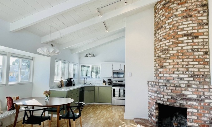 Aptos House | Seacliff Mid Century Cottage 3 Min to Beach: Ocean Views, Deck and Hot Tub