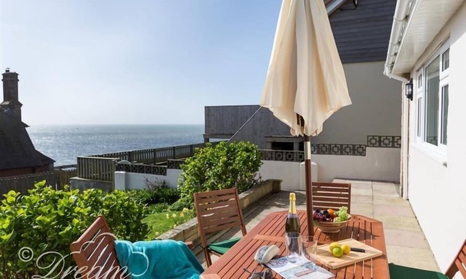 West Bay Cottage | SEACLIFF, pet friendly, country holiday cottage in West Bay