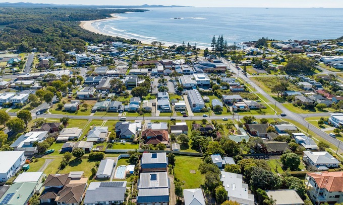 Woolgoolga House | Seadream on Nelson. New Listing.npet Friendly , 300m Stroll to Beach and Cafes