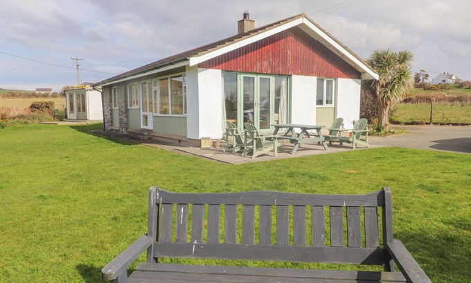 Rhydwyn Cottage | SEAFIELD, pet friendly, country holiday cottage in Cemaes Bay