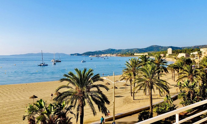 Le Lavandou Apartment | Seafront apartement 78m2(1minute from the beach)