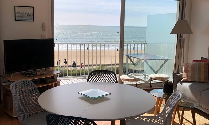 Pornichet Apartment | Seafront apartment La Baule/Pornichet. Beach at the foot of the building!