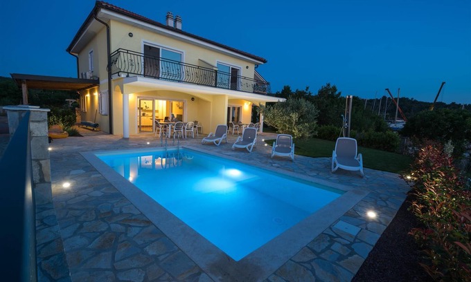 Klimno Villa | Seafront Villa Claudia with a panoramic Seaview and a swimming pool