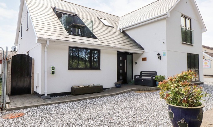 Morfa Bychan House | SEAGULL SHACK, family friendly, with hot tub in Morfa Bychan