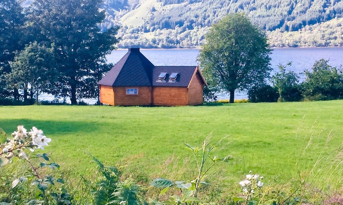 Cairndow Cabin | Seal Point Cabin, peaceful, private, couples retreat, loch edge & pet friendly (1 only)