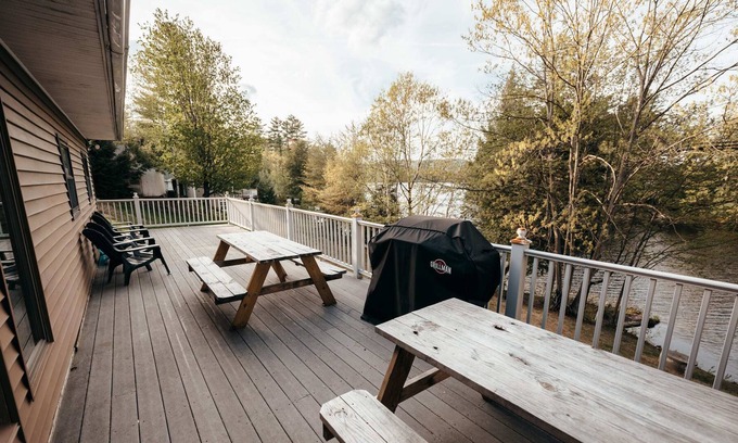Andover House | Seamless Beach Access- Capitvating Lake Views