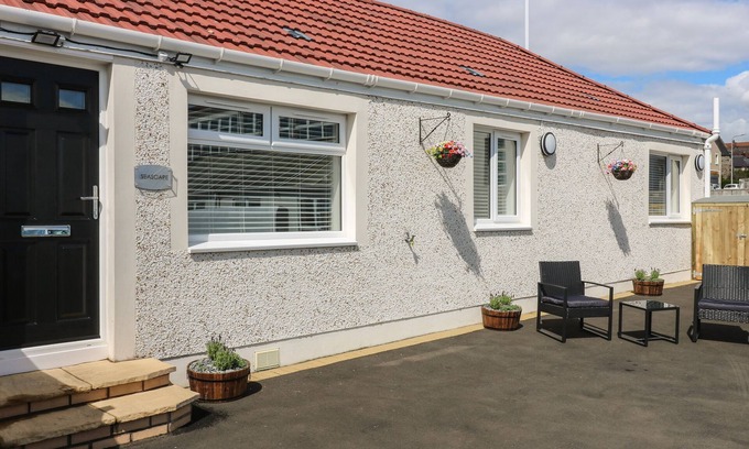 Pettycur Cottage | SEASCAPE, country holiday cottage, with a garden in Kinghorn