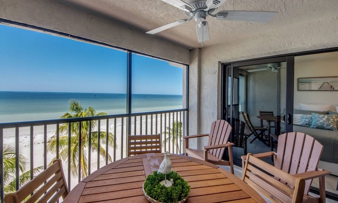 Mid Island Condo | Seaside 509: Modern Top-Floor Beachfront Condo Mid-Island