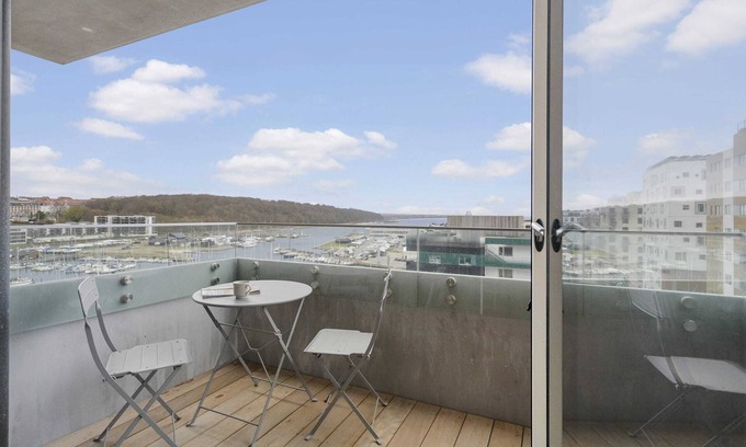 Aarhus C Apartment | Seaside apartment with magical balcony views