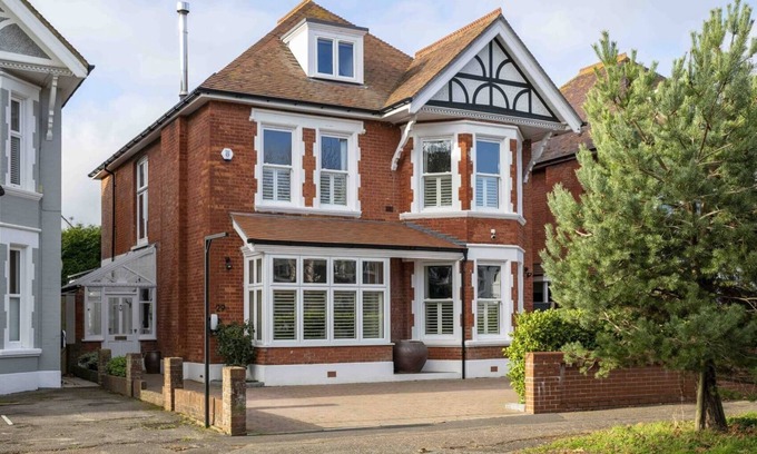 Boscombe Cottage | Seaside glamour- steps from the beach - Oceans Reach