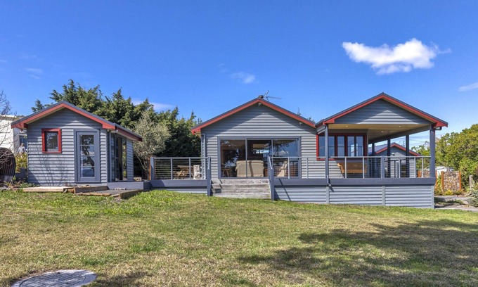 Bicheno Apartment | Seaside House - On Waubs Bay!