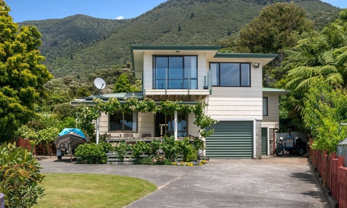 Okiwi Bay House | Seaside Holiday Haven