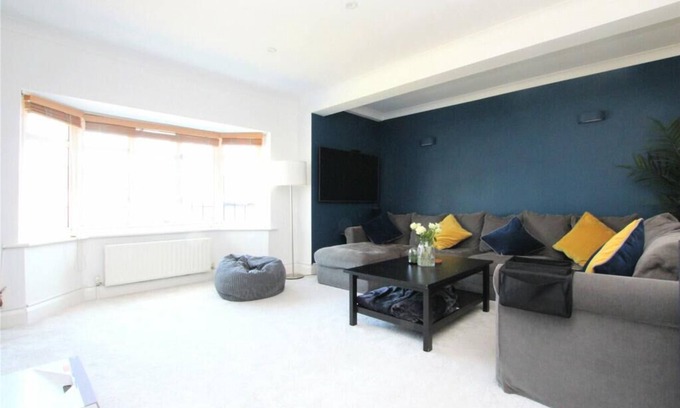 Lancing House | Seaside House Lancing with Parking