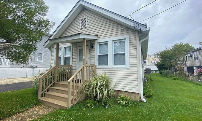Seaside Heights House | Seaside Retreat Cottage has been totally renovated and lots of backyard space!