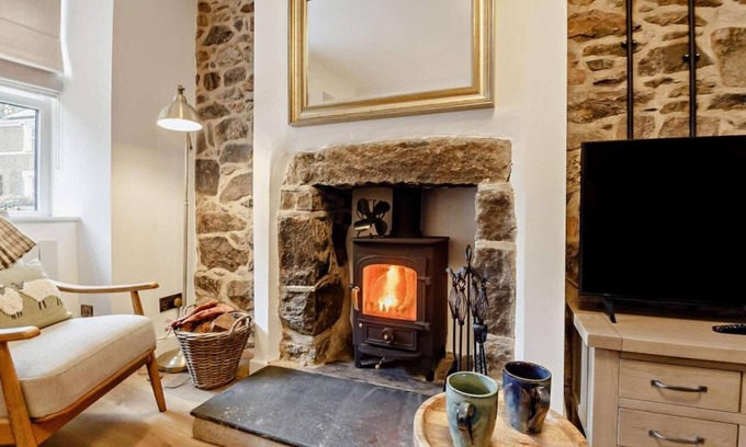 Mynytho House | Seaside stone cottage with hot tub - Ty Fin Cottage