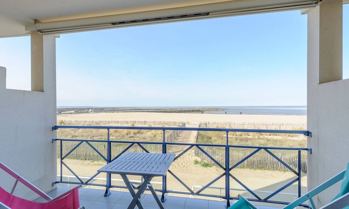 Port District Apartment | Seaside studio for 2 in Châtelaillon-Plage with parking