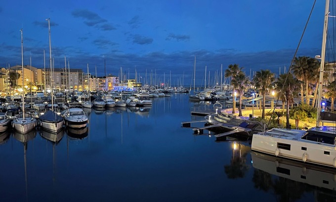 Frejus Port Apartment | Seaside studio with harbor view (renovated 06/2024) with air conditioning & parking