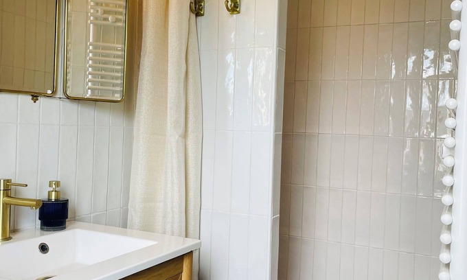 Bernieres-sur-Mer Apartment | Seaside Suite (Jacuzzi & Sauna) - 1 minute from the beach and shops