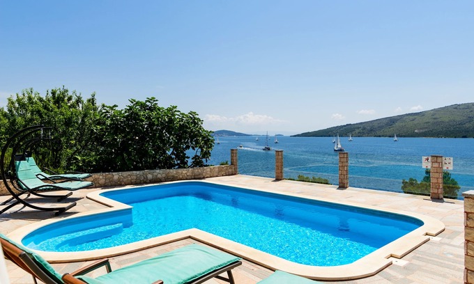 Poljica Villa | Seaside Villa, surrounded by pine forest with 34 m2 large heated swimming-pool.