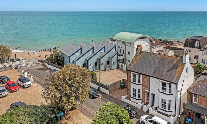 Felpham House | Seaside Villa with Garden, 40m to Beach