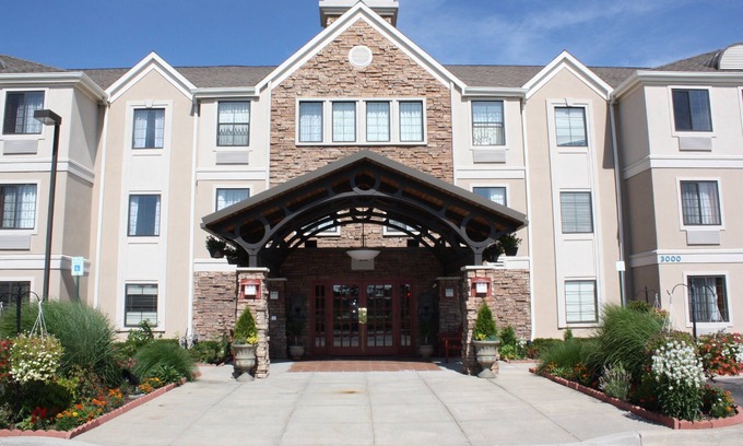 East Paris Condo | Seasonal Outdoor Pool + Hot Tub + Free Breakfast | Suite Near Airport!