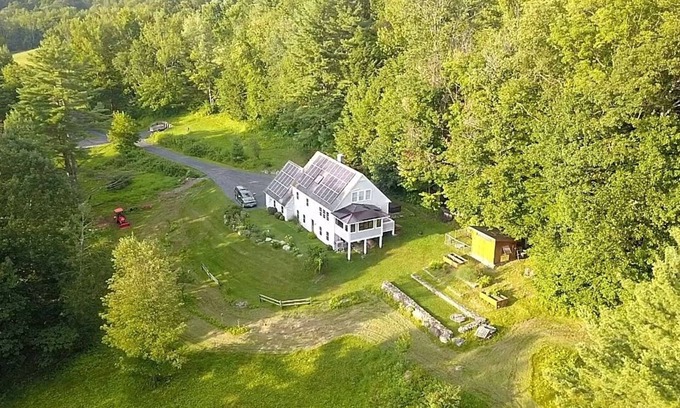 Pittsford House | Seasonal Rental! Luxury home w/hot tub 20 minutes to Killington