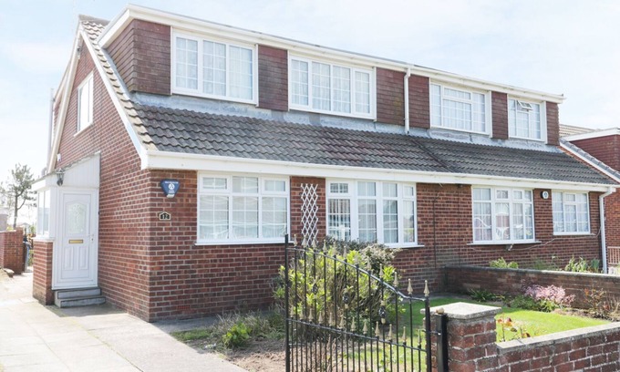 Withernsea House | SEASPRAY, pet friendly, country holiday cottage in Withernsea