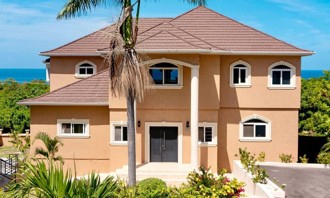 Whitehouse Ski Chalet | Seaview Penthouse Retreat 4 Beds 3 Baths Stay