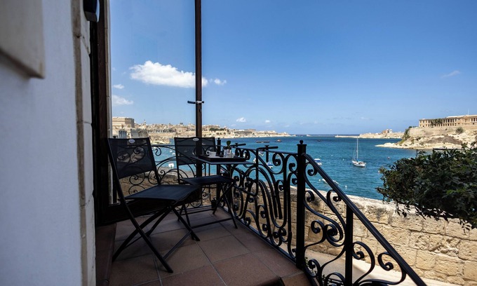 Birgu House | Seaview Retreat: King Suite, Well-equipped & Cleanhome, Stunning Coastal Charm!