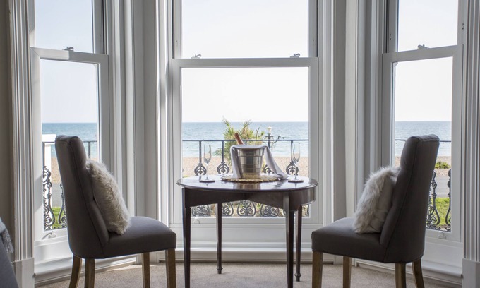 Worthing Apartment | Seaways Apartment - Sleeps 4 sea views and balcony
