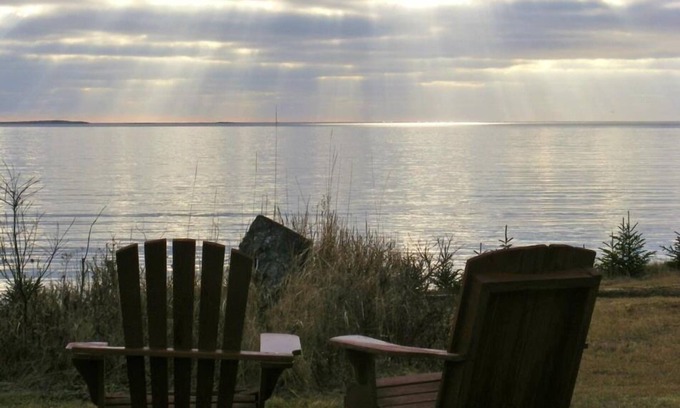 Larry's River Hotel | Seawind Landing Country Inn