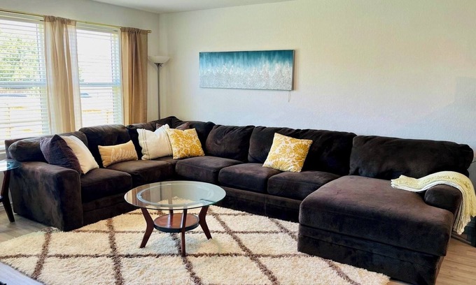 Heritage House | SeaWorld & Lackland AFB Spacious 4BR-2.5BA, a few min from downtown San Antonio