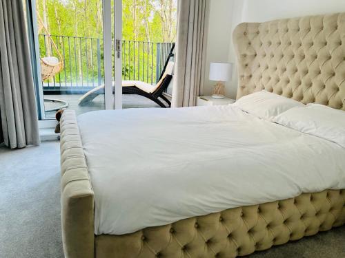 Glasgow House | SEC HYDRO Executive Triplex Townhouse, Glasgow City Central, 3 Bedrooms/3 Bathrooms, 1 Living room/kitchen, 3 Floors, Master Bed's TERRACE, Main door, Garden, (Gym/Sauna/Steam/Indoor Swimming Pool Access), Parking - By CALA Homes