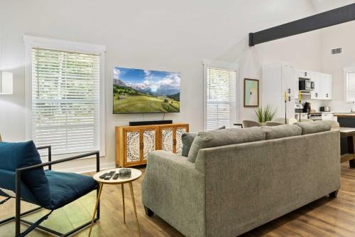 Westminster House | Secluded 3BR Cabin Lake Access & Resort Perks