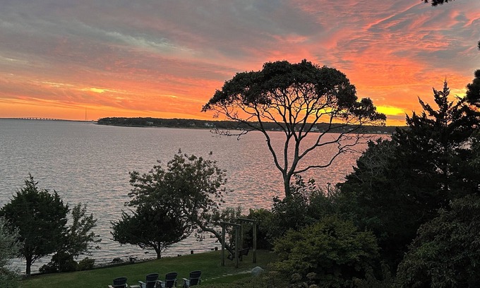 Grahams Island State Park House | Secluded Bayfront Retreat — Cozy Southampton Escape