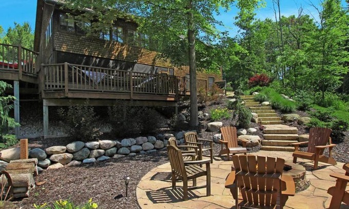 Fennville House | Secluded cabin on 10 acres - hot tub & game room!
