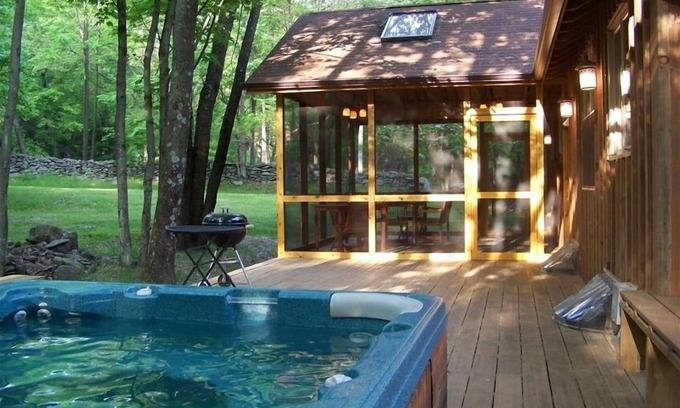 Bearsville Cabin | Secluded Cabin with Hot Tub - 5 Miles to Woodstock