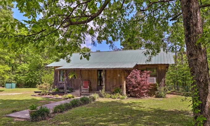Neely House | Secluded Cabin with Pond about 37 Mi to Gulf Coast!