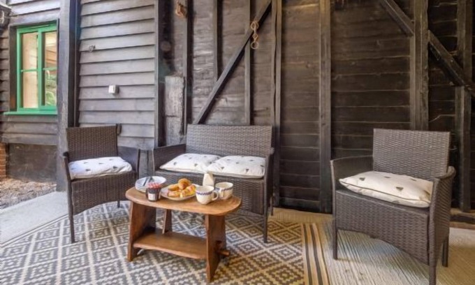 Colchester Cottage | Secluded cottage in pretty countryside with woods & walks - Bradleys Barn