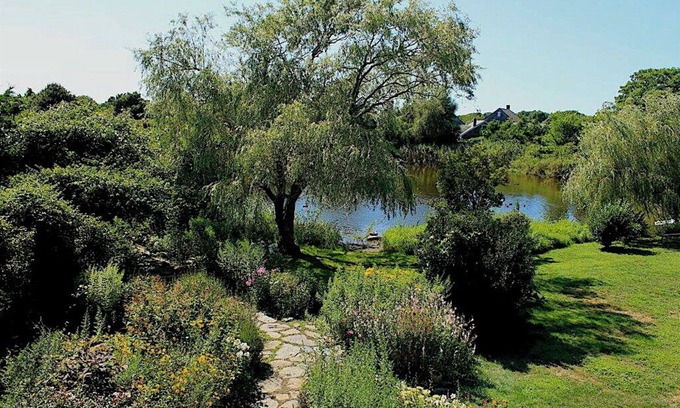 West of Town House | Secluded Estate On 3 Acres With House, Cottage, And Pond